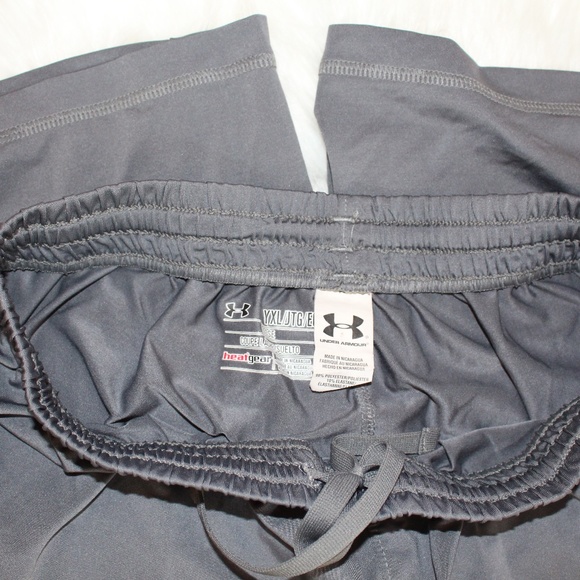 Under Armour, gray Loose heatGear shorts Youth XL - Picture 3 of 7